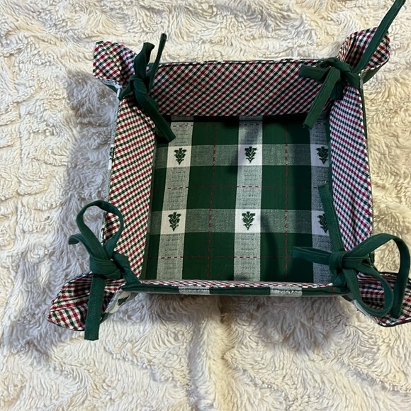 NWOT Christmas Theme cloth Green/Red collapsible Corner Tie bread basket 7X7… - Picture 1 of 6